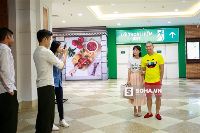 Trên đường đi, rất nhiều người đã nhận ra ông bố nổi tiếng này và xin chụp ảnh cùng