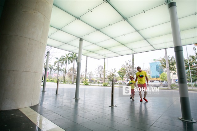 Sau đó, 2 bố con cùng nhau tới ăn trưa tại một nhà hàng nằm trong khách sạn 5 sao đẳng cấp và sang trọng. Híp tâm sự đây là nơi ăn uống thích nhất của bé.