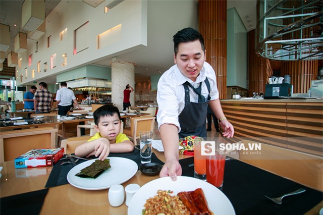 Dù giá trị của mỗi suất ăn ở đây không hề nhỏ, nhưng bé Híp chỉ ăn một ít cơm rang, với vài lá rong biển khô.