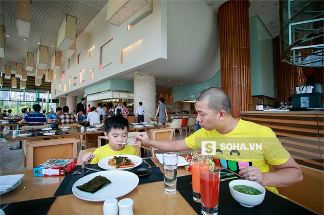 Còn Hải Anh chỉ dùng 1 ít canh với vài cốc nước ép hoa quả. Anh tâm sự lý do chọn ăn trưa nơi này là vì cháu thích, chứ nhu cầu ăn của cháu không nhiều, bản thân anh đang có triệu chứng gout nên cũng phải kiêng khem nhiều thứ.