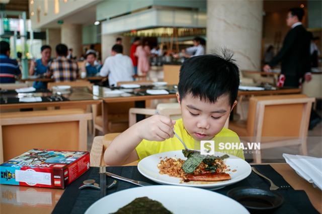 Thi thoảng, bé Híp cũng tự giác xúc phần ăn trong đĩa của mình. Nhưng cũng giống như bữa sáng, Híp chỉ ăn cơm và rong biển còn miếng lươn thì không đụng đến.