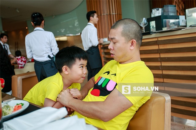 Bé Híp rất thích chơi đùa với bố. Hải Anh tâm sự, từ ngày có con, ngoài giờ đi làm anh từ chối rất nhiều cuộc chơi bời, nhậu nhẹt vì chỉ muốn về nhà với con.