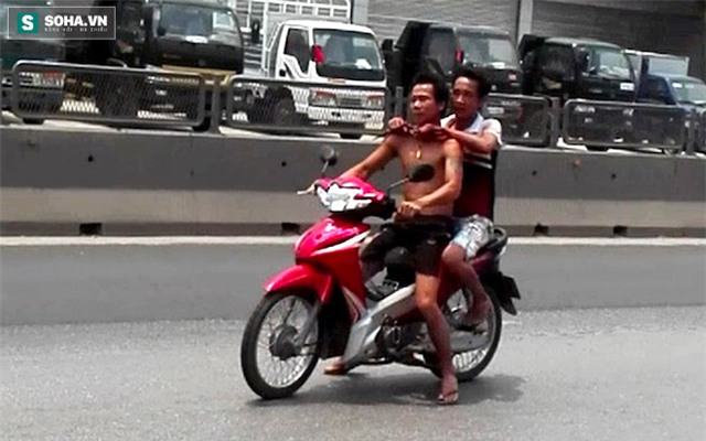 Chạy trên quốc lộ 1A, Sơn bắt anh Quảng chạy ngược chiều vì sợ mọi người đuổi theo bắt được.