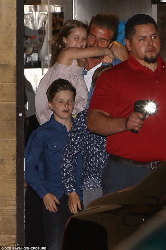 Victoria Beckham hạnh phúc đón sinh nhật mà không có con trai cả 1