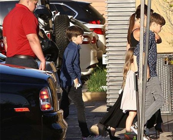 Victoria Beckham hạnh phúc đón sinh nhật mà không có con trai cả 4