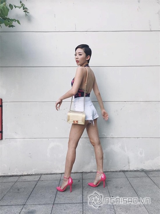 Tóc Tiên bị chê 'chân ghẻ' và hoa gấm 2