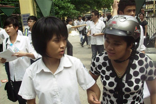 tuyen sinh lop 10 tai ha noi: phu huynh phai viet don neu con khong du thi - 1