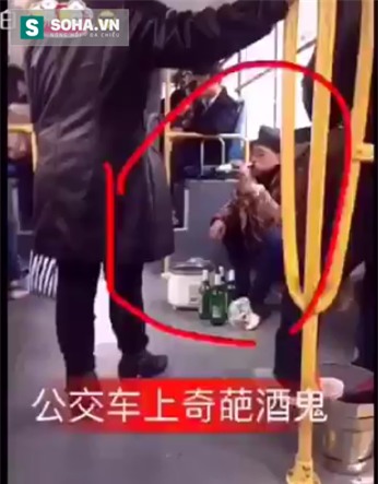 Không hiểu người đàn ông này nghĩ gì khi mang bia và đồ ăn lên xe buýt, ngang nhiên ngồi ăn trước mặt mọi người.
