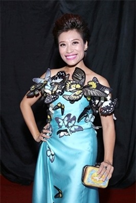 Giám khảo Trần Ly Ly quá lạm dụng họa tiết cánh bướm 3d trên toàn bộ trang phục khiến cô bị chìm nghỉm giữa trang phục toàn bướm và bướm.