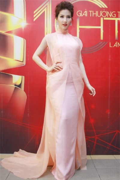 Diễm My 9X xuất hiện trên thảm đỏ với trang phục thước tha, lịch thiệp, sang trọng. Sắc hồng thạch anh nền nã. Cô cũng chọn tông màu trang điểm nude nhẹ nhàng.