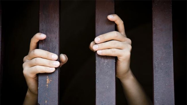 Ký ức kinh hoàng của cô gái chuyển giới bị bạn tù cưỡng hiếp hơn 2.000 lần trong suốt 4 năm - Ảnh 1.