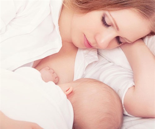 xot xa nhung vu tre so sinh tu vong vi bu sua sai cach - 1