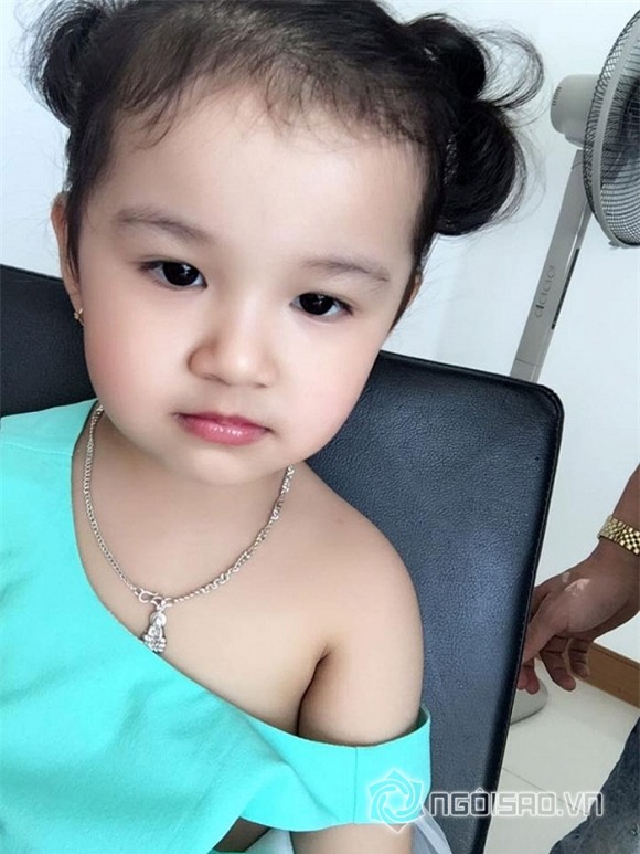 Con gái Jennifer Phạm tô son làm điệu chụp hình cùng mẹ 4