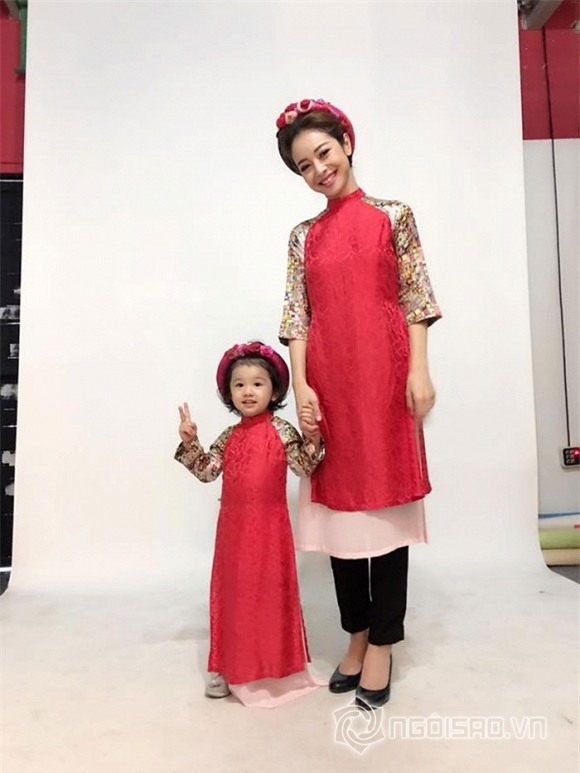 Con gái Jennifer Phạm tô son làm điệu chụp hình cùng mẹ 5