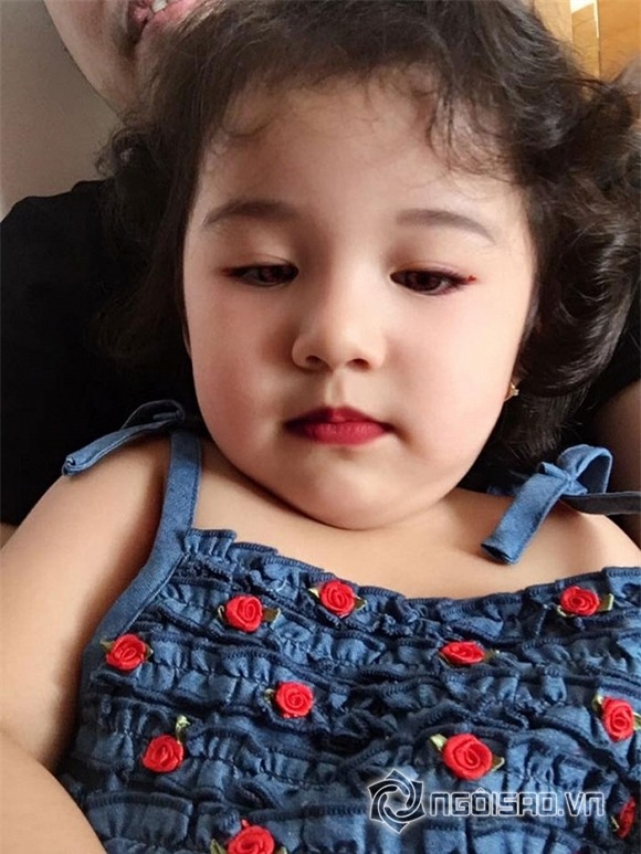 Con gái Jennifer Phạm tô son làm điệu chụp hình cùng mẹ 12