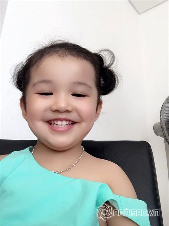 Con gái Jennifer Phạm tô son làm điệu chụp hình cùng mẹ 7