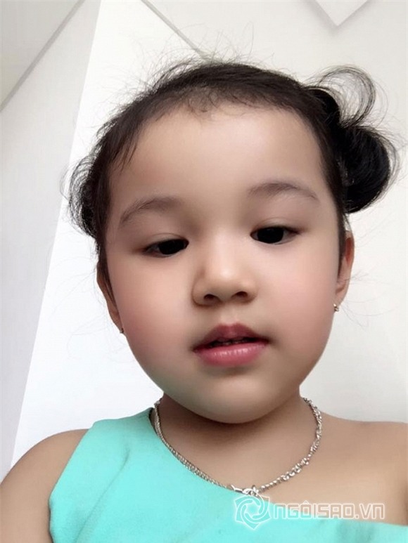 Con gái Jennifer Phạm tô son làm điệu chụp hình cùng mẹ 8