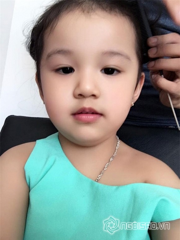 Con gái Jennifer Phạm tô son làm điệu chụp hình cùng mẹ 11