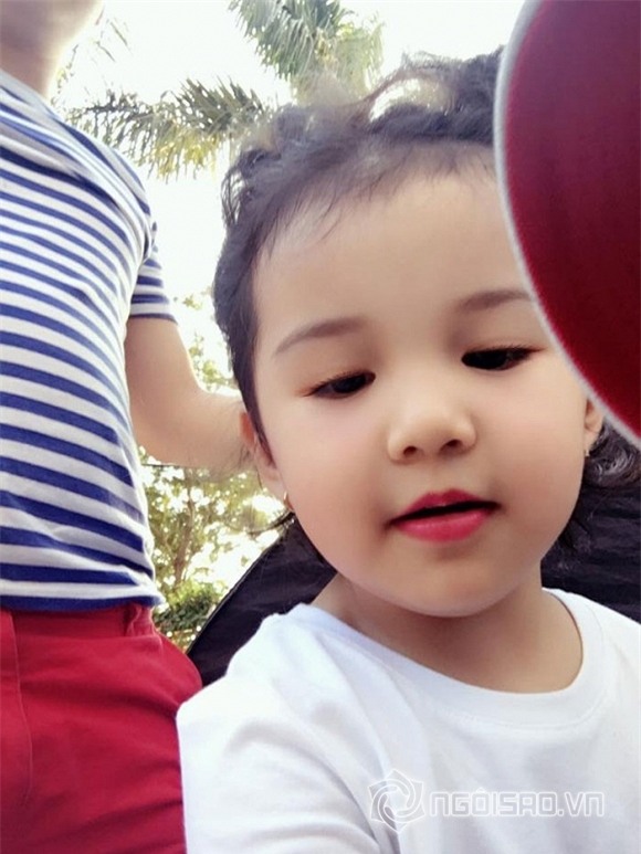 Con gái Jennifer Phạm tô son làm điệu chụp hình cùng mẹ 9