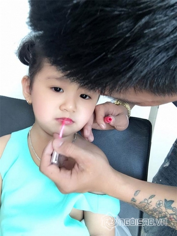 Con gái Jennifer Phạm tô son làm điệu chụp hình cùng mẹ 10