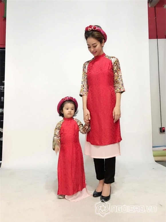 Con gái Jennifer Phạm tô son làm điệu chụp hình cùng mẹ 13