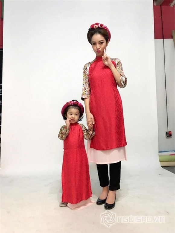 Con gái Jennifer Phạm tô son làm điệu chụp hình cùng mẹ 0
