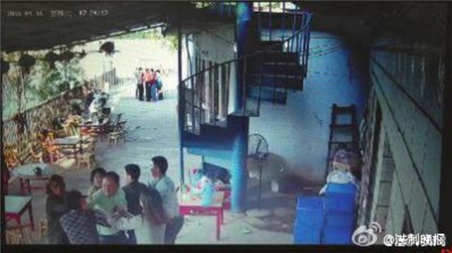 khong duoc an mien phi, quan chuc tq danh chet chu quan hinh anh 1