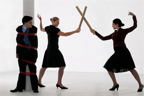 bi hai quy ba bi cam sung  danh ghen tinh dich o nha nghi - 1