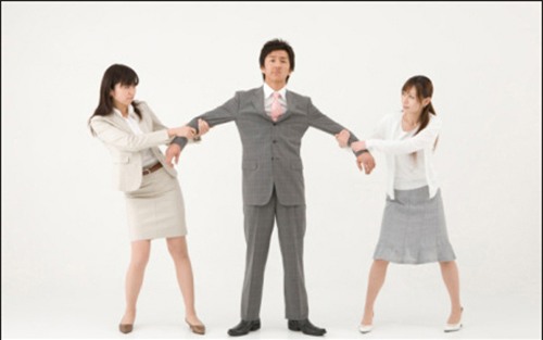 bi hai quy ba bi cam sung  danh ghen tinh dich o nha nghi - 2