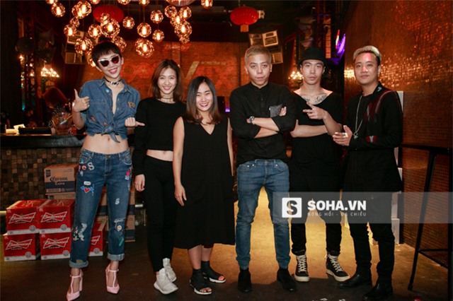 Cặp đôi thường xuyên xuất hiện bên nhau trong các sự kiện lớn nhỏ. Họ cũng nhiều lần diện đồ đôi và có những cử chỉ tình tứ. Tuy nhiên, chuyện yêu nhau vẫn chỉ là nghi án.