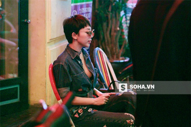 Tóc Tiên đến khá sớm và vui vẻ chọn cho mình 1 chỗ ngồi yên tĩnh.