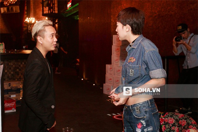 Lát sau, Justa Tee cùng một số nghệ sĩ khác tới tham dự họp báo. Tóc Tiên vui vẻ chào và trò chuyện cùng mọi người.