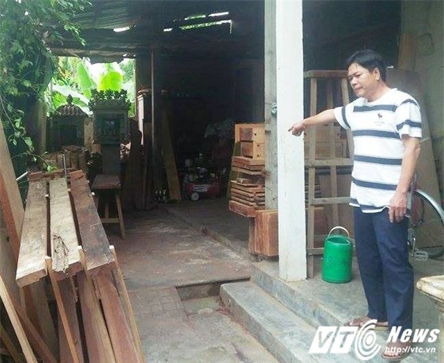 Vị trí để chiếc xe Attila khá hẹp và chiếc xe quay đầu vào trong, chìa khóa xe chị Ngọc đã cất nhưng chỉ trong vòng 5 phút Sương đã có thể mởi khóa và quay xe và đưa cháu Qúy Tâm Minh vụt đi.