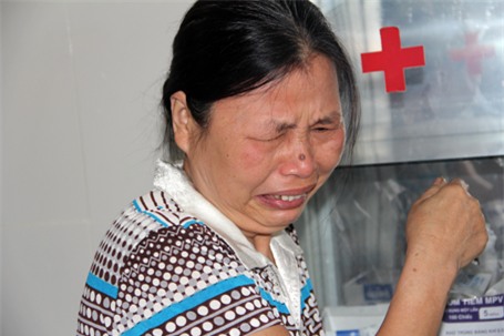  Chị Nhu bật khóc nức nở trước tình cảnh đứa cháu ruột được cứu sống, nhưng không bao giờ được sống trong hơi ấm, bàn tay chăm sóc của người mẹ. Sau tai nạn nghiệt ngã, mẹ bé đã qua đời. 