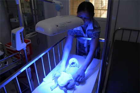 Để cứu lấy sự sống cho bé, bác sỹ khoa sản đã nhanh chóng đặt nội khí quản, bóp bóng O2, đặt Catheter tĩnh mạch rốn, ống sonde dạ dày cứu cháu bé. Sau 6 ngày phải nằm thở máy tại phòng chăm sóc đặc biệt, giờ thì sức khỏe của bé Thắng đã tiến triển tốt hơn.