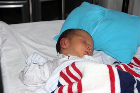 Bé Thắng ngủ ngon lành, trông thật đáng yêu. Nhưng bé còn quá bé bỏng để biết nỗi đau tột cùng người mẹ đẻ của mình đã không còn nữa.