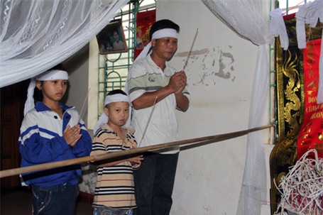 Dẫu đã một tuần trôi qua, nhưng tang thương vẫn bao trùm ngôi nhà cấp 4 nằm sát Quốc lộ 8A. Vợ mất, nuôi mẹ già đau yếu, 2 đứa con nhỏ, trong đó đứa con trai thứ 2 mang chứng bệnh đao, khiến anh Hương đang ở trong tình cảnh ngặt nghèo.