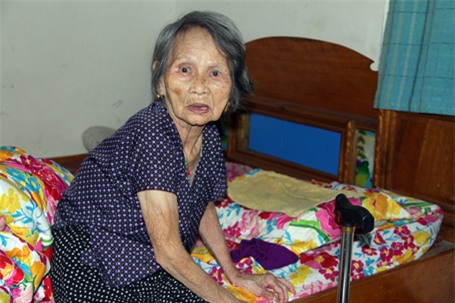 Mẹ ruột anh Hương vốn đã đau yếu, nay con dâu mất, cháu sống cảnh mồ côi mẹ, khiến bà thêm quỵ ngã.