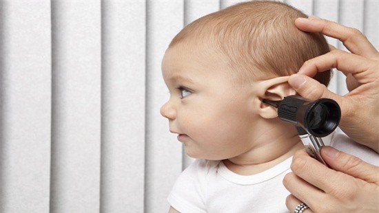 Nằm điều hòa không đúng cách khiến trẻ có nguy cơ bị điếc