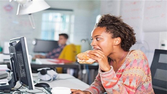 Những thói quen ăn trưa khiến sức khỏe của bạn bị tàn phá