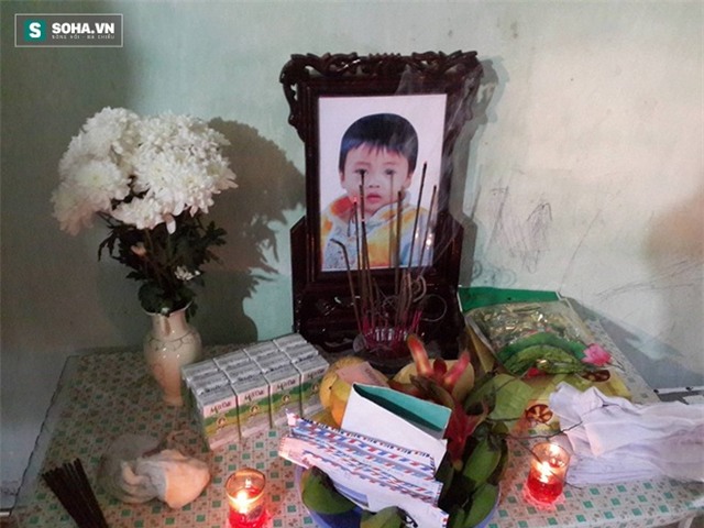 
Sau khi hoàn tất các thủ tục pháp lý, đến 9h sáng nay, thi thể cháu Nguyễn Mạnh H. đã được đưa về nơi an nghỉ cuối cùng.
