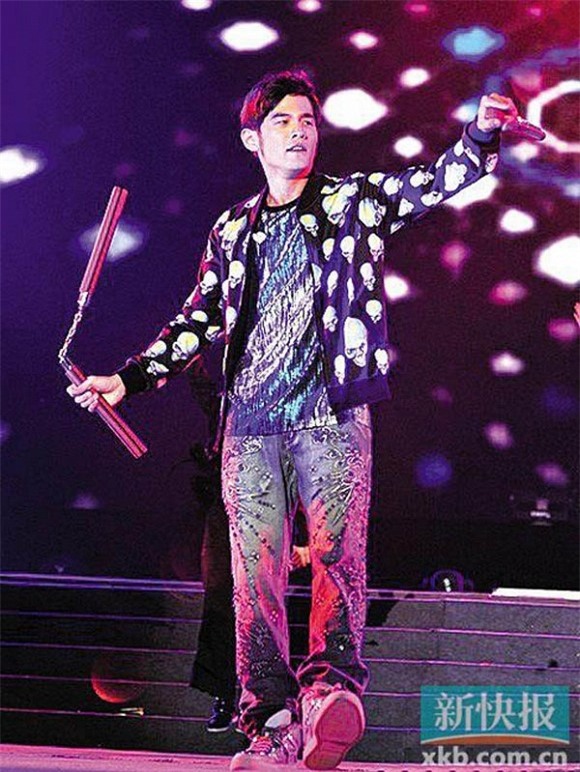 Hình ảnh quen thuộc của nam ca sĩ với cây côn. Ảnh: XBK.