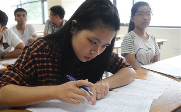 Thần tượng ồ ạt vào đề thi gây sốt dân mạng