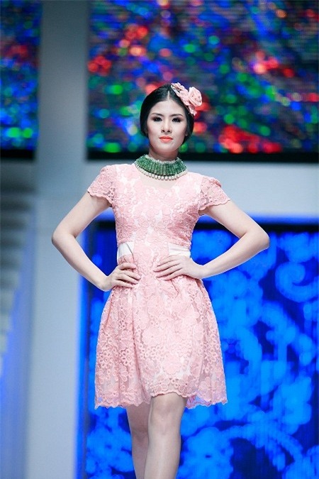 Những bộ trang phục kém sang tự thiết kế của Ngọc Hân 7