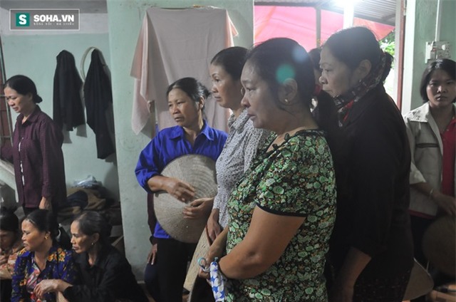 Chứng kiến cảnh bà Phượng gọi tên cháu, bà con hàng xóm tới thăm hỏi, động viên cảm thấy xót xa