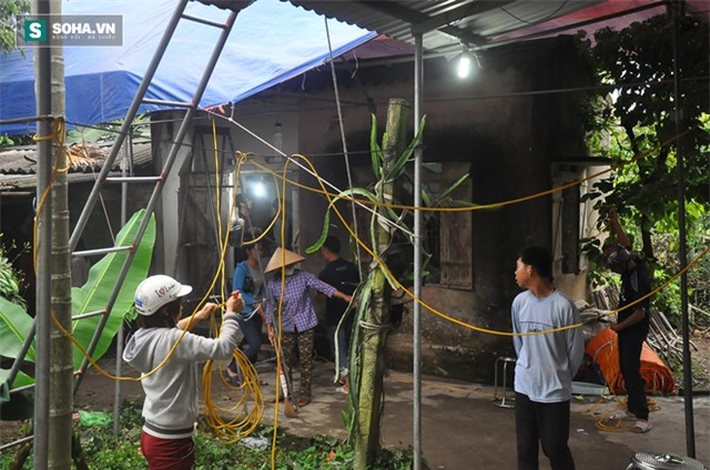 Người thân cùng bà con hàng xóm giúp chuẩn bị để làm các thủ tục đưa chị Huế về nơi an nghỉ cuối cùng.