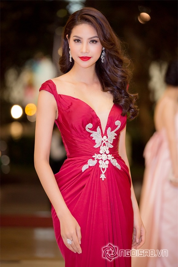 Hoa hậu Phạm Hương được vinh danh Người phụ nữ của năm 2