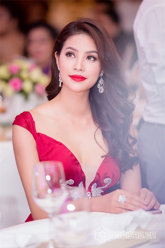 Hoa hậu Phạm Hương được vinh danh Người phụ nữ của năm 16