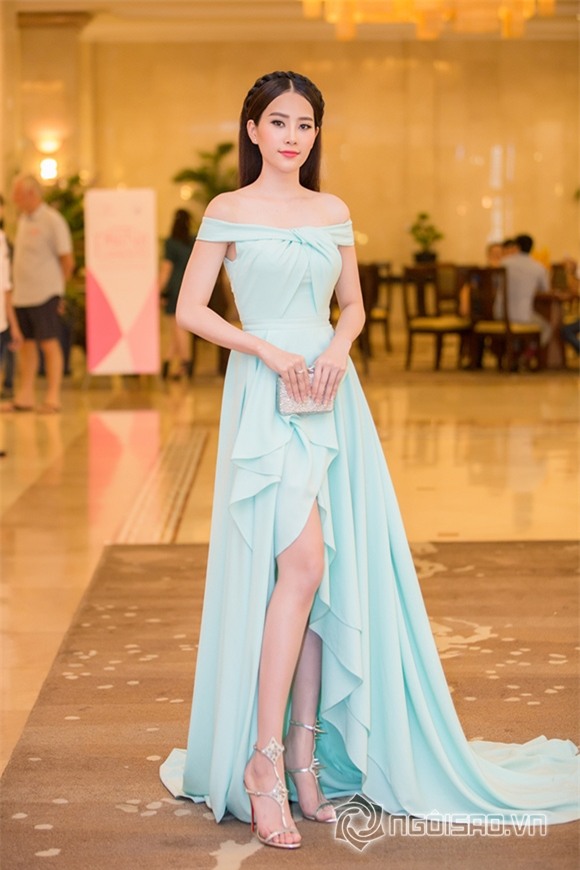 Hoa hậu Phạm Hương được vinh danh Người phụ nữ của năm 12