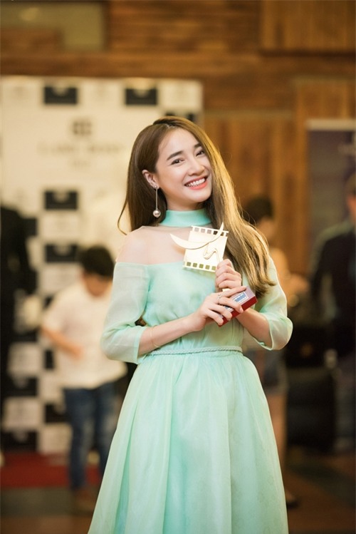 Cô nhận giải 'Nữ diễn viên chính xuất sắc' ở thể loại phim truyền hình với vai Linh.